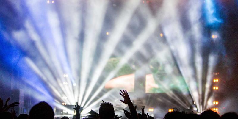 人工智能驱动创新：数字孪生技术如何重塑智能制造与智慧能源管理