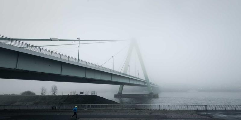 边缘计算重塑工业物联网：AI与区块链如何驱动低延迟与数据本地化革命